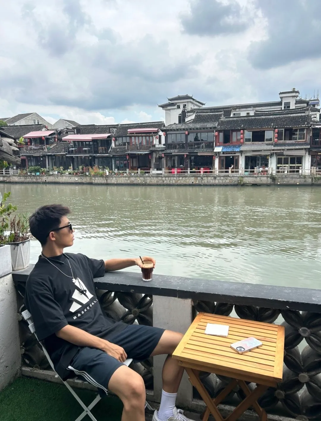 No watermark upper body renderings 𝟬𝟱𝟳𝟰# Exclusive real shots/differences between various stolen pictures and online versions on the market [𝗔𝗱𝗶𝗱𝗮𝘀 𝗕𝗮𝘀𝗸𝗲𝘁𝗕𝗮𝗹𝗹 𝟮𝟰𝗳𝘄Co-branded𝗢𝗦 Minimalist advanced Retro sports round neck short-sleeved 𝗧 shirt】Same Style for men and women! ✅The fabric is made of 260 grams of double yarn smooth cotton, purchased from the original molding board, OS loose version, customized threaded cake collar, weight up to 500 grams. ✅Original mold-making custom silicone thick leather logo, laser cutting, no burrs, imported press machine high temperature and hot and cold double-sided shaping and pressing, not easy to fall off! ✅Customized special process equipment and wiring are consistent with Authentic, different from ordinary currency on the market! ✅Remarks: The quality and process wiring of bulk goods are consistent with the official website Authentic, which is different from the market currency! ! ! 🌈Color: Black White Label Size: XS S M L XL